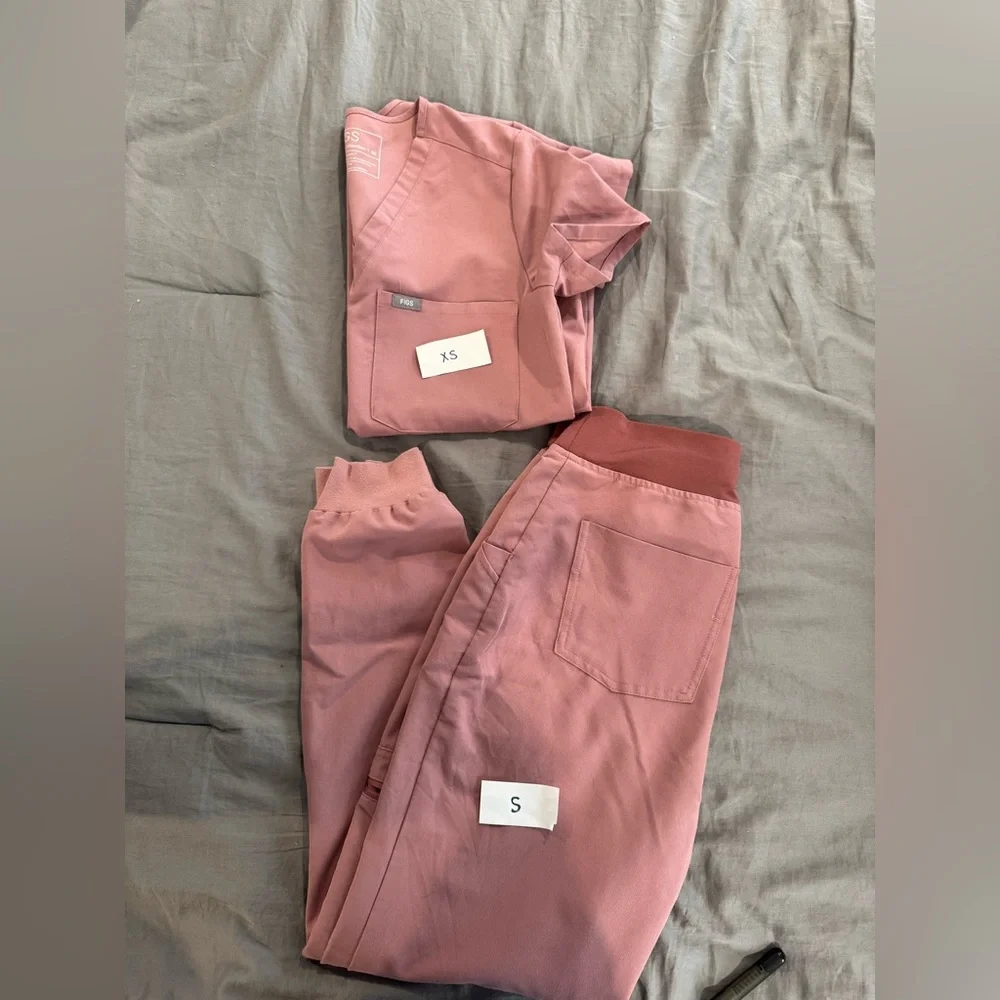 Women’s scrubs - used like new - Picture 1 of 13